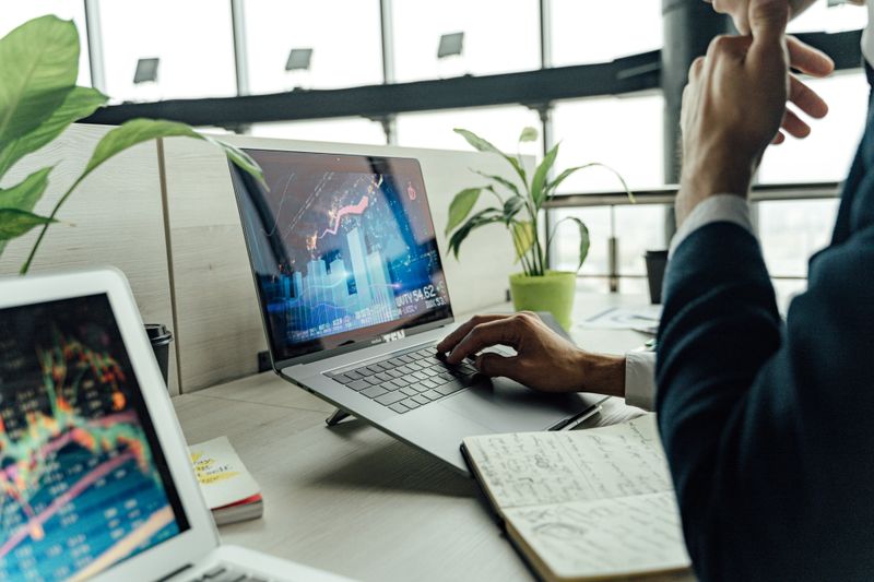 Apprenant qui suit une formation Dé Click sur son ordinateur portable